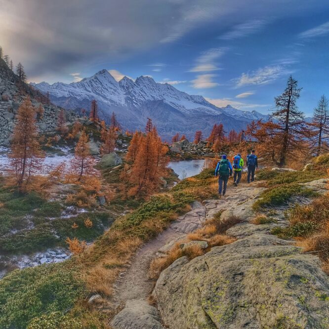 foto della banda dello scarpone e qrp e sentieri che transita nel parco del gran paradiso ,nei laghi bellagarda immersi nel foliage con paesaggi unici