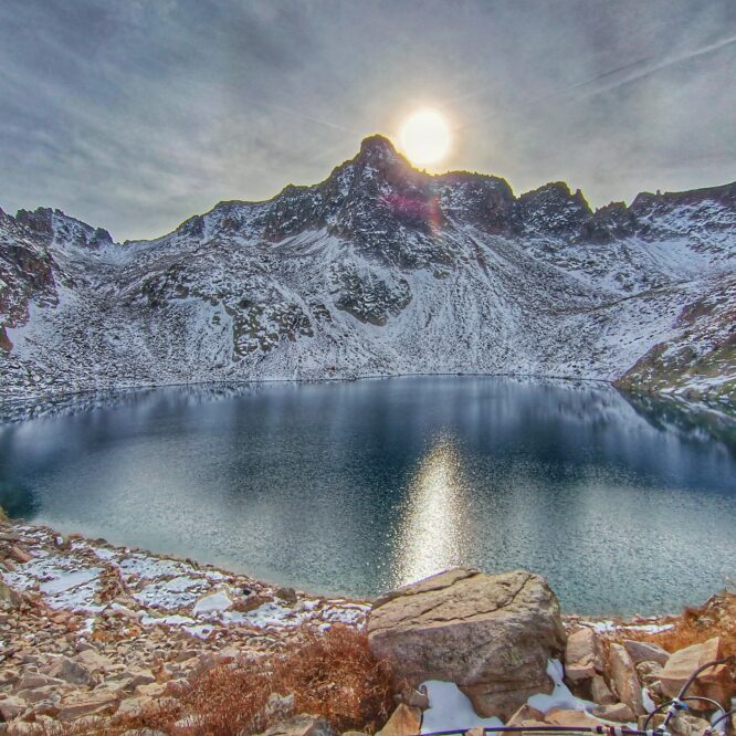 il lago delle portette con alle spalle il rifugio quintino sella