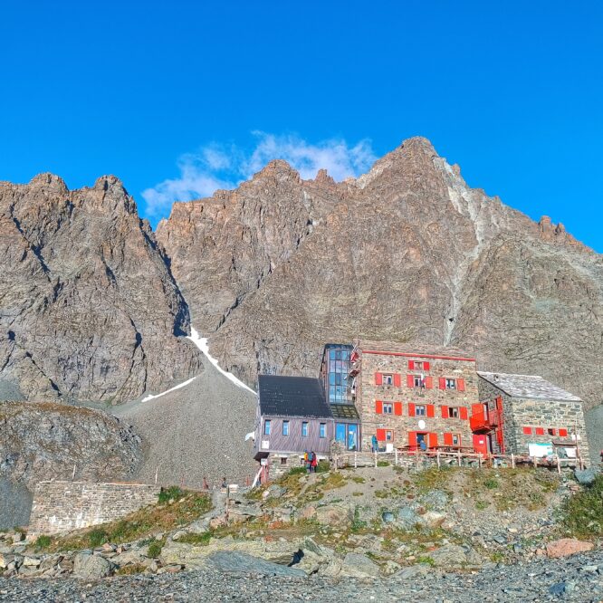 foto del monviso ovvero il re di pietra e del rifugio quintino sella inserito nel parco naturale dove nasce il fiume po